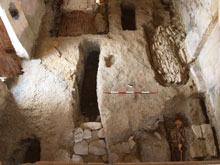 scavo archeologico in chiesa